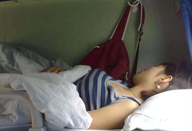 16岁少女坐火车硬卧被侵犯，男子被抓后狡辩称：我就蹭了蹭没进去