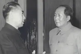 1946年，周恩来急匆匆向毛主席汇报：我犯了一个很严重的失误图片