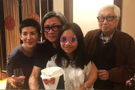 吴君如一家拜年！91岁老爸精神好，导演公公拄拐杖，女儿亭亭玉立图片