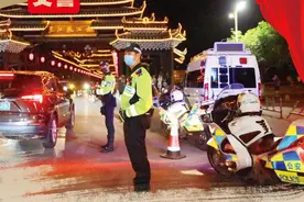 柳州最“潇洒”女司机 酒后开着拖拉机上路···图片