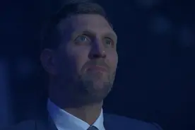 独行侠正式退役诺维茨基的41号球衣图片