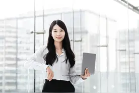 2021年社平工资破10万，多少人拖了后腿？听说养老金跟着涨，真假图片