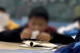 班主任写纸条鼓励内向男孩要自信，班主任：他看完纸条后特别开心，攥在手里反复看了好几次图片