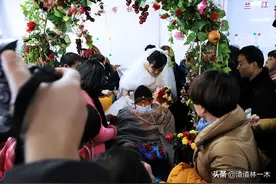 江苏女子不顾家人反对，嫁给绝症男友，婚后17天男友离世图片