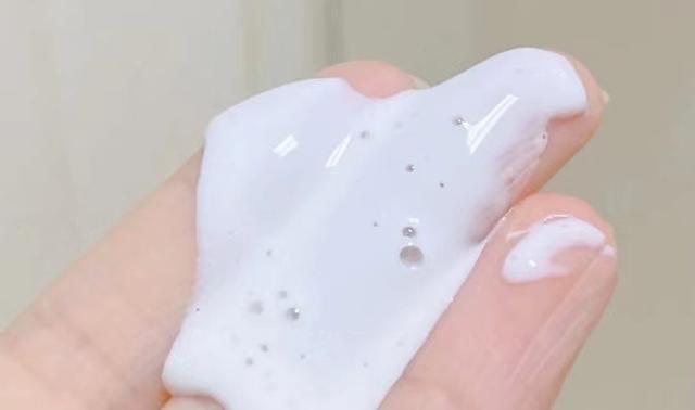 40岁左右用什么洗面奶？这5款大牌值得试试，有点小贵但对皮肤好