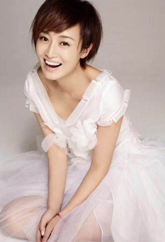 赵子琪:曾是央视美女主持,为丈夫路金波三年生俩,46岁被宠成宝