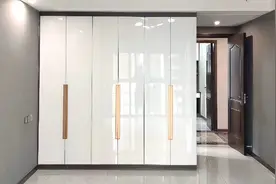 一个房间定制衣柜大概多少钱(原木定制衣柜多少钱一平）图片