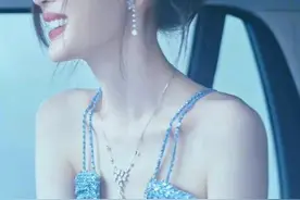 张天爱穿蓝色吊带裙子，坐在车里，超级显小清新，美丽动人图片
