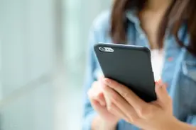 教老年人使用智能手机，4个基础功能最好学一学，看看您都会吗？图片