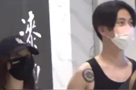 同居？李小璐携小鲜肉男友逛家居城，对小男友百依百顺小鸟依人图片