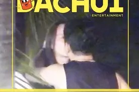 尹正酒后与两位男子亲吻，嘟嘴撒娇放飞自我，其中一位疑为刘天佐图片