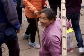 挑山19年把龙凤胎送进重点大学，被央视点赞，却被全村人骂“坏女人”，她到底经历了什么图片