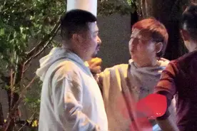 46岁陈羽凡现身街头胖到认不出，与吸毒艺人拥抱亲吻告别感情超好图片
