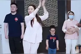 巴图晒一家四口合照庆六一，大宝遗传奶奶宋丹丹幽默基因，好活泼图片