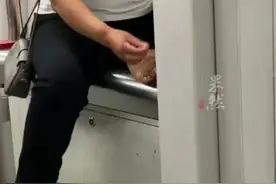 大妈乘地铁全程撕脚皮碎屑散落一地图片