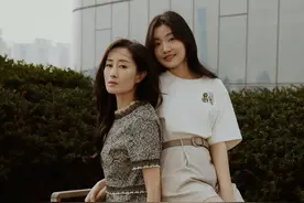 刘敏涛13岁女儿正式进圈！烫卷发穿高跟好成熟，母女有同款方脸图片