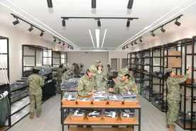 VR试镜、自主选购、即申即领！火箭军某部线下超市，多款被装“一站式”购齐！图片