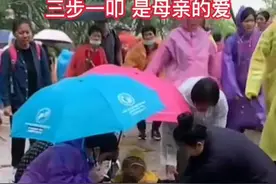 普陀山下背子叩拜的母亲为病重孩子祈福，大雨中三步一叩图片