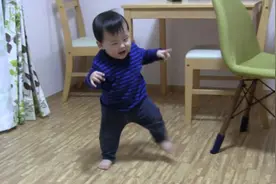 宝宝走路姿态似“奶醉”，学步宜晚不宜早，“最佳月份”了解一下图片