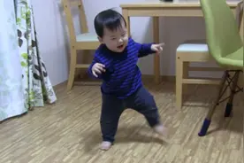 宝宝走路姿态似“奶醉”，学步宜晚不宜早，“最佳月份”了解一下图片