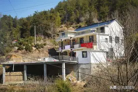 大山里的村庄，地无三尺平，看村民怎样建起“豪宅”图片