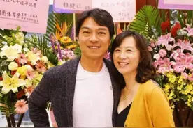 “国乒”江嘉良：娶当红吴玉芳，妻子为爱隐退，32年婚姻幸福图片