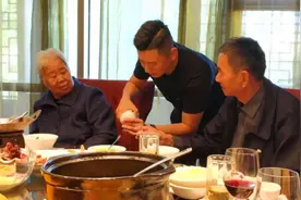 青岛一群退休干部聚会，海参鲍鱼应有尽有，所喝酒水更是令人惊奇图片