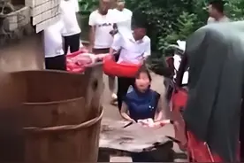 06年女孩订婚，蹦蹦跳跳一脸开心，本该上学的年纪却经营起婚姻图片