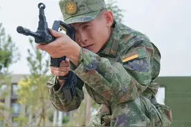 帅呆！火箭军换上21式丛林迷彩夏作训服图片
