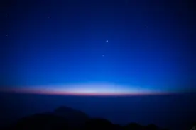 你们知道天空中那颗，在月亮旁边很亮的星星名字是什么吗？图片