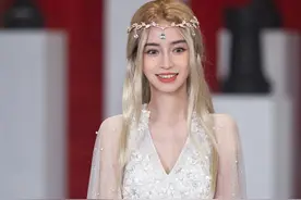 Angelababy真是美人坯子，纱裙披金发cos精灵女王，难怪入教主眼图片