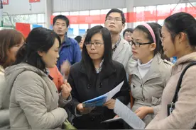 毕业后参加同学聚会，就能发现考公和进私企的差距，但愿你选对了图片
