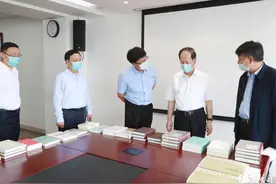 石泰峰在中国社会科学院文哲学部调研时强调 学术研究要始终牢记为什么人的问题图片