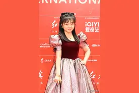 林妙可长大了！24岁的她穿礼服亮相北京国际电影节闭幕式红毯图片