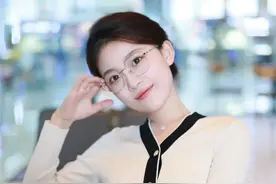 山东美女 眼镜一戴，谁也不爱图片