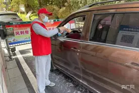 战疫镜头丨抗疫“夫妻档”：并肩作战也是一种浪漫图片