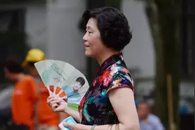 婆婆生日我悄悄准备惊喜，无意间看到婆婆给我的备注，我笑不出来图片