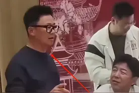 明星聚餐暴露咖位：黄渤靠边坐，王宝强成陪唱，C位无人敢争图片