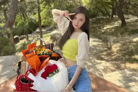 张颖颖现身张兰豪宅？手捧玫瑰花戴大钻戒，疑与汪小菲及家人野餐图片