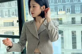 宋慧乔亮相巴黎时装周，身材纤瘦获好评，眼神气场变化好大图片
