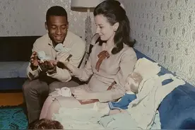 球王贝利的太太。图片