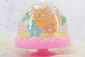 真的厉害，竟然在玻璃上画画图片