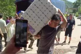 太感动了，王宝强带着物资驰援河北灾区，挨家挨户为灾民发放物品图片