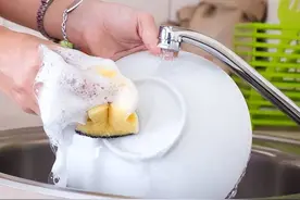 我家洗碗从不用洗洁精，教你“3个”简单方法，洗得干净还不伤手图片