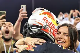 24岁荷兰F1车手夺冠，紧紧拥抱33岁模特女友，汉密尔顿错失八冠王图片