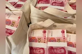 月入10w的朋友给我讲了三个利用信息差赚钱的故事，没用你找我图片
