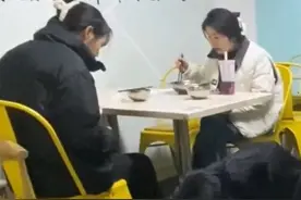 两女子将饭店餐锅放在地上喂狗，老板当场让其将锅买下，网友意绪未平图片