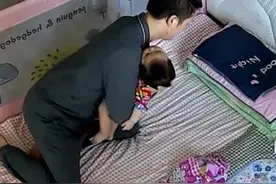 笑哭！辽宁一爸爸好不容易把娃哄睡着，下一秒连人带娃一起摔出去图片