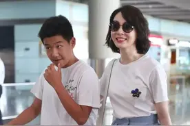 陈数和18岁儿子手牵手走机场，她打扮年轻靓丽，不像母子像姐弟图片