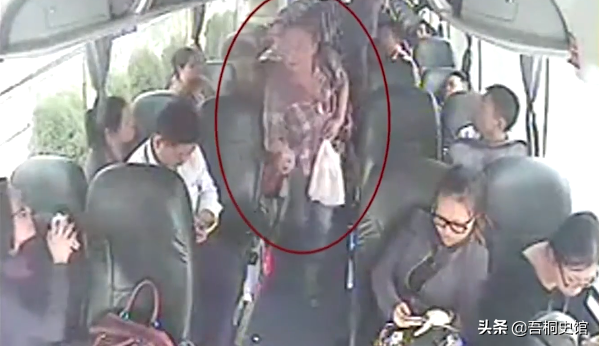 大巴车司机章双林，遇乘客露出诡异笑容，仅凭直觉感到危险要发生